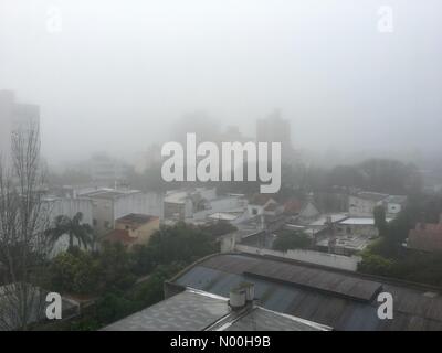 Calle 14 1472, CSB La Plata, Buenos Aires, Argentina. 18th Oct, 2017. Day with a lot of fog in the city of La Plata, Argentina Credit: Federico Julien/StockimoNews/Alamy Live News Stock Photo