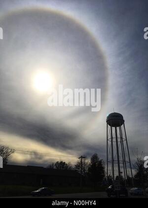 Farmington, USA. 21st November, 2017. Water tower and sun with circular halo in Farmington, MO, United States. November 21, 2017. Credit: Irkin09/StockimoNews/Alamy Live News Stock Photo