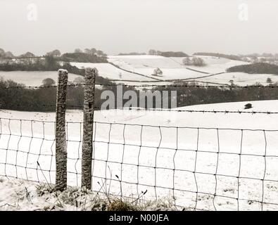 Guildford, UK. 27th Dec, 2017. UK Weather: Snowfall in Godalming. Thorncombe St, Godalming. 27th December 2017. Northerly winds brought heavy snowfall to the Home Counties overnight. Snow in Godalming, Surrey. Credit: jamesjagger/StockimoNews/Alamy Live News Stock Photo