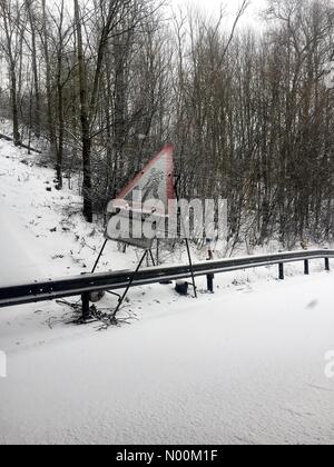 M40. 2nd Mar, 2018. UK Weather: M40 Southbound traffic due to heavy snow Credit: David Sharples/StockimoNews/Alamy Live News Stock Photo