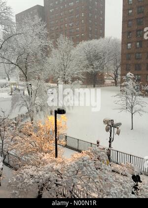 New York City, USA. 2nd Apr, 2018. New York City Snow falling so hard streetlight thinks is evening, Beautiful Snow scene in April. Credit: Linda Gerardi/StockimoNews/Alamy Live News Stock Photo