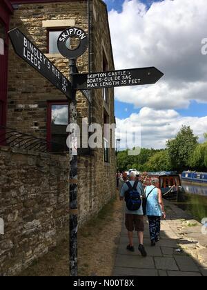 UK weather Skipton, North Yorkshire 11th July 2018. A hot sunny afternoon in Skipton with people enjoying a relaxing time by the Leeds Liverpool canal. Stock Photo