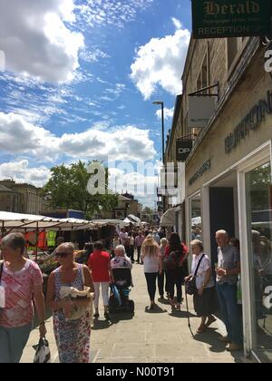 UK weather Skipton, North Yorkshire 11th July 2018. A hot sunny afternoon in Skipton with people enjoying the busy market day. Stock Photo