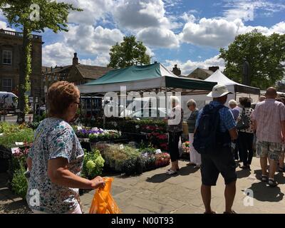 UK weather Skipton, North Yorkshire 11th July 2018. A hot sunny afternoon in Skipton with people enjoying the busy market day. Stock Photo