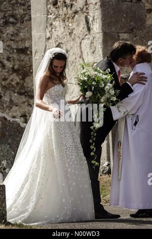 Frensham, UK, 4 Aug 2018. Charlie Van Straubenzee and Daisy Jenks wedding, Frensham, Surrey, UK. The Street, Frensham. 04th August 2018. The bride, Daisy Jenks, arrives at St Mary's Church, Frensham. Credit: jamesjagger/StockimoNews/Alamy Live News Stock Photo