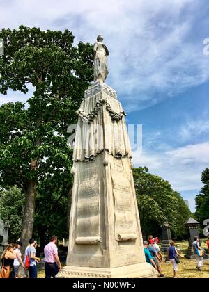 Atlas Obscura's Graceland Cemetery Tour, 5th August 2018, Chicago, Ill, USA, Historian Adam Selzer hosts the August 2018 Graceland Cemetery Tour, DianaJ/StockimoNews/Alamy Credit: Diana J./StockimoNews/Alamy Live News Stock Photo