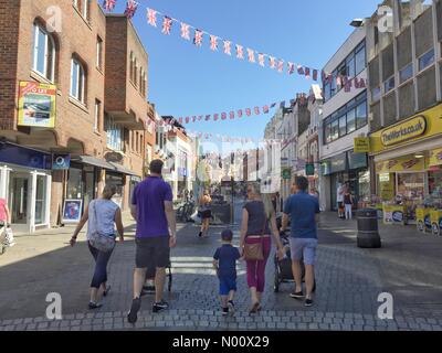 UK Weather - Sunny and warm with blue skies as people amble down Peascod Street in Windsor, UK. Stock Photo