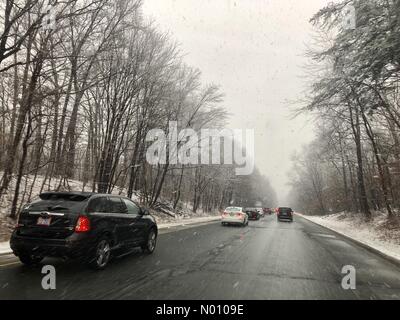 Maryland, USA. 29th January, 2019. Snow starting to come down across the BWI parkway, MD, USA. Credit: Jeramey Lende/StockimoNews/Alamy Live News Credit: Jeramey Lende/StockimoNews/Alamy Live News Stock Photo