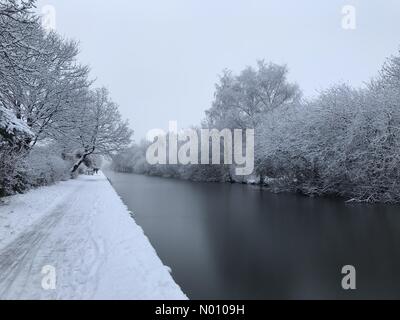 Bridgewater Canal, Sale, Cheshire, UK. Snow along the Bridgewater Canal, Sale Cheshire 30th January 2018 Credit: David Anderson/StockimoNews/Alamy Live News Stock Photo