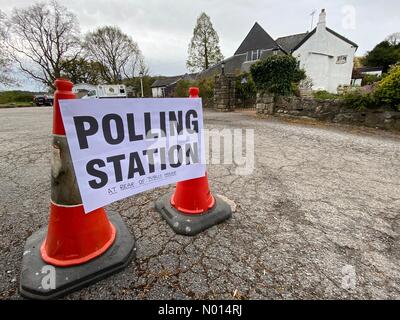 Doddiscombsleigh, Devon on 6th May, 2021. UK local elections polling station punters allowed in to nobody inn pub to vote in Doddiscombsleigh, Devon on 6th May, 2021. Credit: nidpor/StockimoNews/Alamy Live News Stock Photo