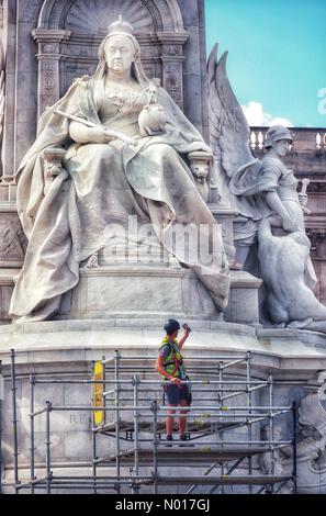 London, UK. 16th Sep, 2022. Preparations for Queen funeral outside Buckingham Palace. 16th September, 2022. Credit: nidpor / StockimoNews/Alamy Live News Stock Photo