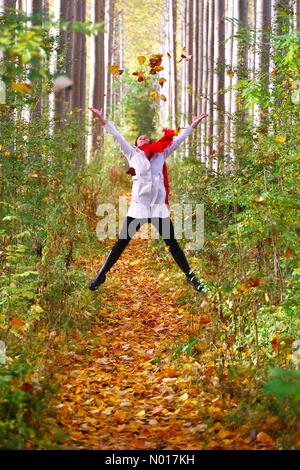 Wantage, Oxfordshire. 22nd Oct 2022. UK Weather: Autumn joy for Raich Keene in Grove, nr Wantage, Oxfordshire, UK. 22 October, 2022. Credit nidpor/ 17�Թ����� Live News Credit: nidpor/StockimoNews/17�Թ����� Live News Stock Photo