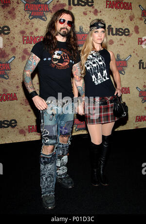 Rob Zombie with wife Sheri Moon Zombie at the CHAINSAW AWARDS at the Orpheum Theatre in Los Angeles. October 15, 2006.  full length eye contact ZombieRob SheriMoon067  Event in Hollywood Life - California, Red Carpet Event, USA, Film Industry, Celebrities, Photography, Bestof, Arts Culture and Entertainment, Celebrities fashion, Best of, Hollywood Life, Event in Hollywood Life - California, Red Carpet and backstage, Music celebrities, Topix, Couple, family ( husband and wife ) and kids- Children, brothers and sisters inquiry tsuni@Gamma-USA.com, Credit Tsuni / USA, 2006 to 2009 Stock Photo