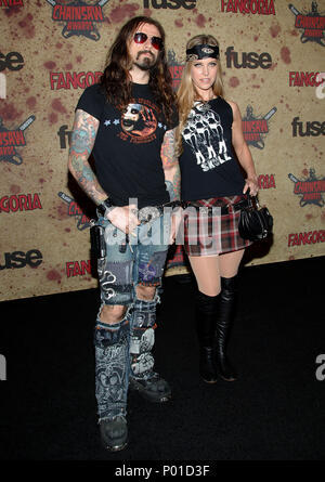 Rob Zombie with wife Sheri Moon Zombie at the CHAINSAW AWARDS at the Orpheum Theatre in Los Angeles. October 15, 2006.  full length eye contact ZombieRob SheriMoon068  Event in Hollywood Life - California, Red Carpet Event, USA, Film Industry, Celebrities, Photography, Bestof, Arts Culture and Entertainment, Celebrities fashion, Best of, Hollywood Life, Event in Hollywood Life - California, Red Carpet and backstage, Music celebrities, Topix, Couple, family ( husband and wife ) and kids- Children, brothers and sisters inquiry tsuni@Gamma-USA.com, Credit Tsuni / USA, 2006 to 2009 Stock Photo