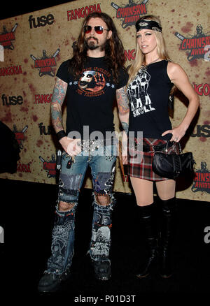 Rob Zombie with wife Sheri Moon Zombie at the CHAINSAW AWARDS at the Orpheum Theatre in Los Angeles. October 15, 2006.  full length eye contact ZombieRob SheriMoon069  Event in Hollywood Life - California, Red Carpet Event, USA, Film Industry, Celebrities, Photography, Bestof, Arts Culture and Entertainment, Celebrities fashion, Best of, Hollywood Life, Event in Hollywood Life - California, Red Carpet and backstage, Music celebrities, Topix, Couple, family ( husband and wife ) and kids- Children, brothers and sisters inquiry tsuni@Gamma-USA.com, Credit Tsuni / USA, 2006 to 2009 Stock Photo