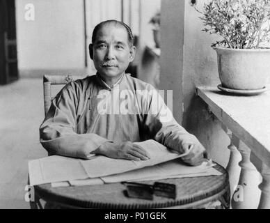 . English: Dr. Sun Yat-sen in 1924 in Canton Bân-lâm-gú: Sun Tiong-san sian-sinn 1924-nî tī Kńg-tsiu. 中文: 孫中山先生1924年在廣州  . 1924. Unknown 1 Sun Yat-sen 1924 Guangzhou Stock Photo