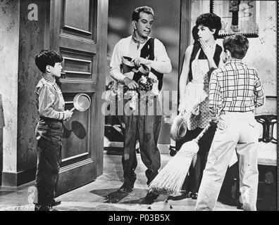 Original Film Title: EXTRA, EL.  English Title: EXTRA, THE.  Film Director: MIGUEL M. DELGADO.  Year: 1962.  Stars: CANTINFLAS. Credit: POSA FILMS, S.A. / Album Stock Photo