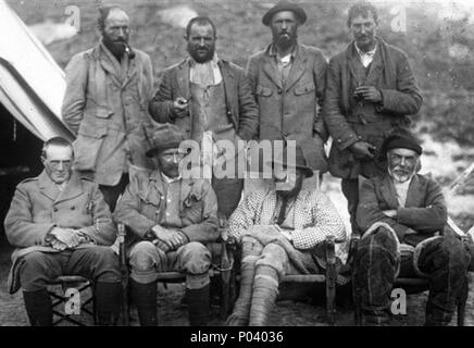 . Français : Expédition à l'Everest de 1921. Debouts et de gauche à droite : Guy Bullock, Henry Morshead, Oliver Wheeler et George Mallory. Au premier rang et de gauche à droite : A.M. Heron, Sandy Wollaston, Charles Howard-Bury et Harold Raeburn Русский: Участники Британской разведывательной экспедиции на Джомолунгму 1921 года. Стоящие, слева направо: Гай Буллок, Генри Моршид, Оливер Уилер, Джордж Мэллори. Сидящие, слева направо: А. М. Херон, Сэнди Уолластон, Чарльз Говард-Бьюри, Гарольд Реборн English: 1921 Mount Everest reconnaissance expedition team members. Standing (l-r): Guy Bullock. He Stock Photo