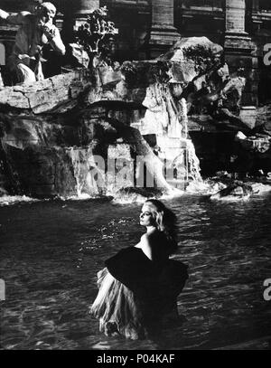 Original Film Title: DOLCE VITA, LA.  English Title: SWEET LIFE, THE.  Film Director: FEDERICO FELLINI.  Year: 1960.  Stars: ANITA EKBERG. Credit: RIAMA-PATHE-GRAY/ASTOR-AIP / Album Stock Photo