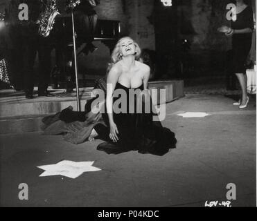 Original Film Title: DOLCE VITA, LA.  English Title: SWEET LIFE, THE.  Film Director: FEDERICO FELLINI.  Year: 1960.  Stars: ANITA EKBERG. Credit: RIAMA-PATHE-GRAY/ASTOR-AIP / Album Stock Photo