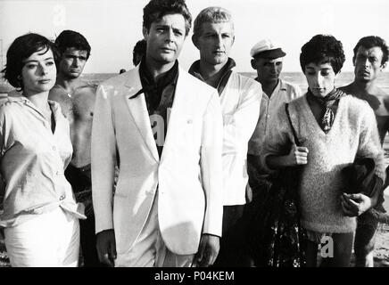 Original Film Title: DOLCE VITA, LA.  English Title: SWEET LIFE, THE.  Film Director: FEDERICO FELLINI.  Year: 1960.  Stars: MARCELLO MASTROIANNI. Credit: RIAMA-PATHE-GRAY/ASTOR-AIP / Album Stock Photo