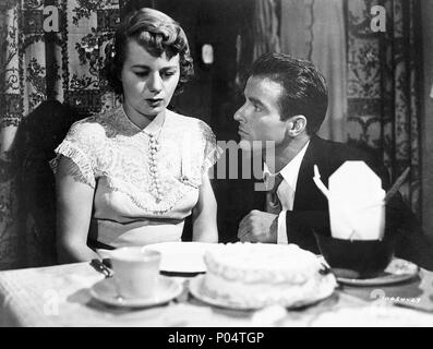 Original Film Title: A PLACE IN THE SUN.  English Title: A PLACE IN THE SUN.  Film Director: GEORGE STEVENS.  Year: 1951.  Stars: SHELLEY WINTERS; MONTGOMERY CLIFT. Credit: PARAMOUNT PICTURES / Album Stock Photo