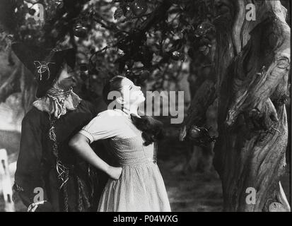 JUDY GARLAND, RAY BOLGER, THE WIZARD OF OZ, 1939 Stock Photo - Alamy