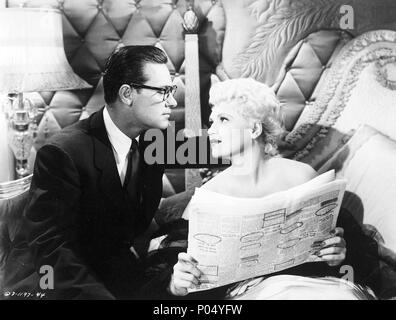 Original Film Title: BORN YESTERDAY.  English Title: BORN YESTERDAY.  Film Director: GEORGE CUKOR.  Year: 1950.  Stars: WILLIAM HOLDEN; JUDY HOLLIDAY. Credit: COLUMBIA PICTURES / Album Stock Photo