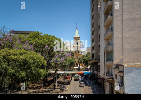 Santa Cecilia Church view from elevated highway known as Minhocao (Elevado Presidente Joao Goulart) - Sao Paulo, Brazil Stock Photo