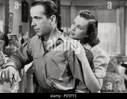 Original Film Title: THEY DRIVE BY NIGHT.  English Title: THEY DRIVE BY NIGHT.  Film Director: RAOUL WALSH.  Year: 1940.  Stars: HUMPHREY BOGART; GALE PAGE. Credit: WARNER BROTHERS / Album Stock Photo