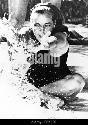 Original Film Title: LA PISCINE.  English Title: SWIMMING POOL, THE.  Film Director: JACQUES DERAY.  Year: 1969.  Stars: ROMY SCHNEIDER. Credit: S.N.C/TRITONE / Album Stock Photo