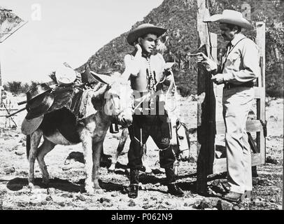 Original Film Title: POR MIS PISTOLAS.  English Title: WITH MY GUNS.  Film Director: MIGUEL M. DELGADO.  Year: 1968.  Stars: CANTINFLAS. Credit: POSA FILMS, S.A. / Album Stock Photo