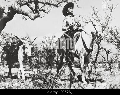 Original Film Title: POR MIS PISTOLAS.  English Title: WITH MY GUNS.  Film Director: MIGUEL M. DELGADO.  Year: 1968.  Stars: CANTINFLAS. Credit: POSA FILMS, S.A. / Album Stock Photo