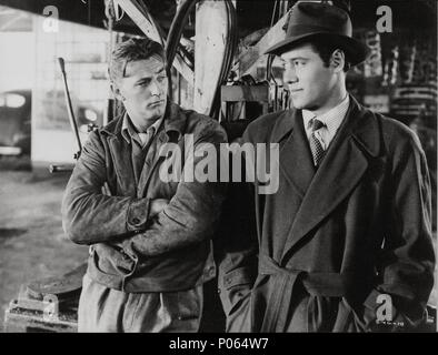 Original Film Title: OUT OF THE PAST.  English Title: OUT OF THE PAST.  Film Director: JACQUES TOURNEUR.  Year: 1947.  Stars: ROBERT MITCHUM. Credit: RKO RADIO PICTURES / Album Stock Photo