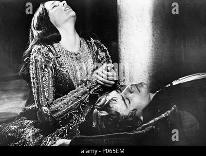 Original Film Title: ROMEO AND JULIET.  English Title: ROMEO AND JULIET.  Film Director: FRANCO ZEFFIRELLI.  Year: 1968.  Stars: WILLIAM SHAKESPEARE; OLIVIA HUSSEY; LEONARD WHITING. Credit: PARAMOUNT PICTURES / Album Stock Photo
