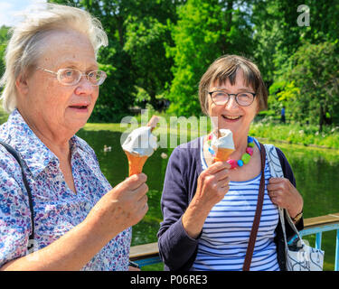 St James Park, London, 8th June 2018. Two women enjoy their refreshing ice cream in the park. Londoners, visitors and tourists enjoy a beautifully sunny afternoon in St James Park, with blue skies across the British capital. Credit: Imageplotter News and Sports/Alamy Live News Stock Photo