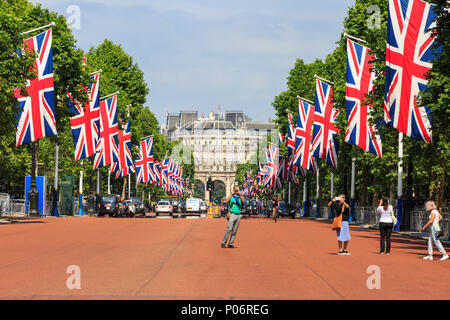St James Park, London, 8th June 2018. The Mall is fully decorated with Union Jack flags for tomorrow's Trooping the Colour. Londoners, visitors and tourists enjoy a beautifully sunny afternoon in St James Park, with blue skies across the British capital. Credit: Imageplotter News and Sports/Alamy Live News Stock Photo