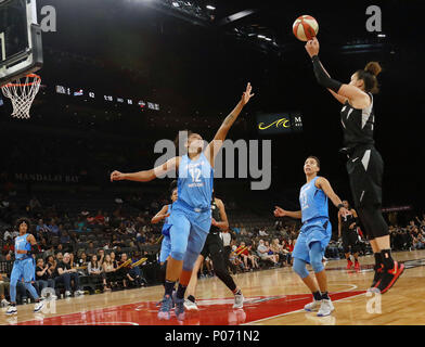 Las Vegas, Nevada, USA. 8th June, 2018. Kayla McBride #21 of the Las Vegas Aces shoots over Damaris Dantas of the Atlanta Dream during their WNBA game on June 8, 2018 fat the Mandalay Bay Events Center in Las Vegas, Nevada. Credit: Marcel Thomas/ZUMA Wire/Alamy Live News Stock Photo