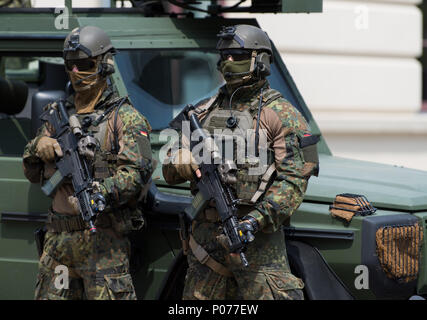 (dpa) - Soldiers of the German Bundeswehr attend a roll call for their ...