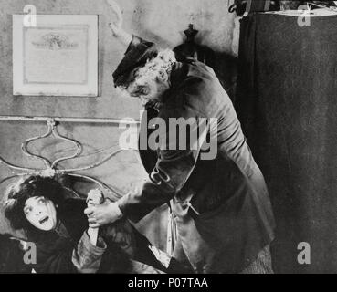 Original Film Title: GREED.  English Title: GREED.  Film Director: ERICH VON STROHEIM.  Year: 1924.  Stars: ZASU PITTS; GIBSON GOWLAND. Credit: METRO GOLDWYN / Album Stock Photo