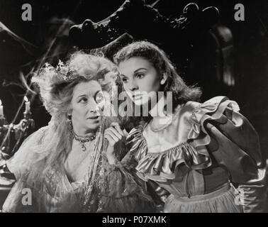 Original Film Title: GREAT EXPECTATIONS.  English Title: GREAT EXPECTATIONS.  Film Director: DAVID LEAN.  Year: 1946.  Stars: JEAN SIMMONS; MARTITA HUNT. Credit: RANK / Album Stock Photo