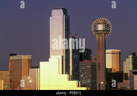 1992 HISTORICAL DOWNTOWN SKYLINE TRINITY RIVER GREENBELT PARK DALLAS TEXAS USA Stock Photo