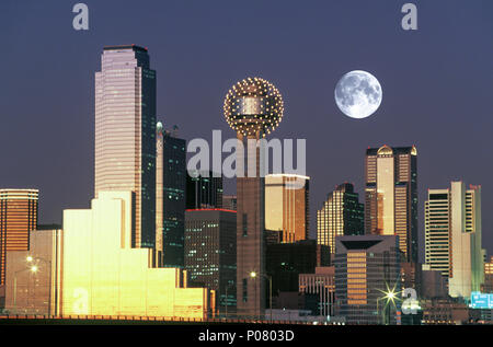 1992 HISTORICAL DOWNTOWN SKYLINE TRINITY RIVER GREENBELT PARK DALLAS TEXAS USA Stock Photo