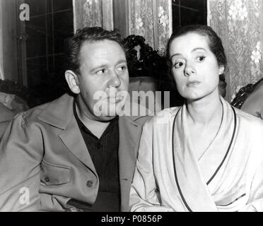 Original Film Title: LADIES IN RETIREMENT.  English Title: LADIES IN RETIREMENT.  Film Director: CHARLES VIDOR.  Year: 1941.  Stars: ELSA LANCHESTER; CHARLES LAUGHTON. Credit: COLUMBIA PICTURES / Album Stock Photo