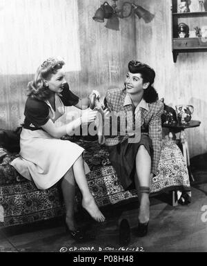 Original Film Title: MY SISTER EILEEN.  English Title: MY SISTER EILEEN.  Film Director: ALEXANDER HALL.  Year: 1942.  Stars: ROSALIND RUSSELL; JANET BLAIR. Credit: COLUMBIA PICTURES / Album Stock Photo