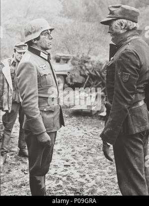 Original Film Title: CROSS OF IRON.  English Title: CROSS OF IRON.  Film Director: SAM PECKINPAH.  Year: 1977.  Stars: MAXIMILIAN SCHELL; JAMES COBURN. Credit: AVCO EMBASSY / Album Stock Photo