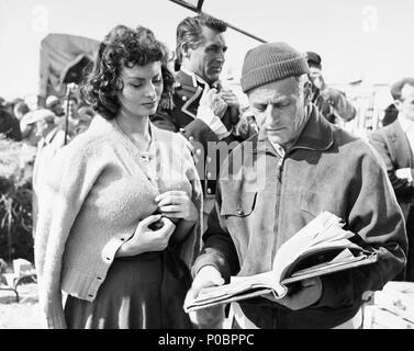 Original Film Title: THE PRIDE AND THE PASSION.  English Title: THE PRIDE AND THE PASSION.  Film Director: STANLEY KRAMER.  Year: 1957.  Stars: CARY GRANT; SOPHIA LOREN; STANLEY KRAMER. Credit: STANLEY KRAMER CO./UNITED ARTISTS / Album Stock Photo