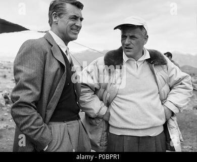 Original Film Title: THE PRIDE AND THE PASSION.  English Title: THE PRIDE AND THE PASSION.  Film Director: STANLEY KRAMER.  Year: 1957.  Stars: CARY GRANT; STANLEY KRAMER. Credit: STANLEY KRAMER CO./UNITED ARTISTS / Album Stock Photo