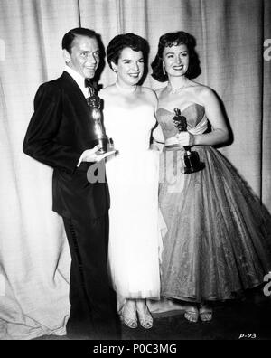 Description: 26th Annual Academy Awards (1954). Fran Sinatra, best actor in a supporting role for 'Fom Here to Eternety'. Donna Redd, best actress in a supporting role for 'From Here to Eternety'. Mercedes McCambridge accompanies them..  Year: 1954.  Stars: MERCEDES MCCAMBRIDGE; DONNA REED; FRANK SINATRA. Stock Photo