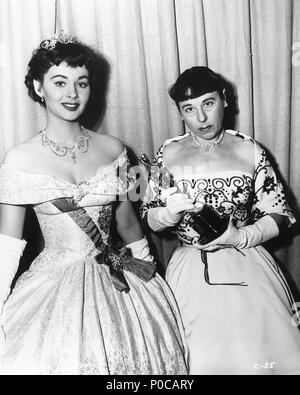 Description: The 26th Academy Awards / 1954.  Edith Head holds her Costume Design Oscar for the film 'Roman Holiday'..  Year: 1954.  Stars: EDITH HEAD. Stock Photo